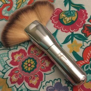 It Cosmetics Mega Luxe Fan Brush