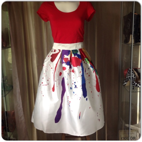 NEW WHITE ABSTRACT ART SKIRT - Picture 2 of 3