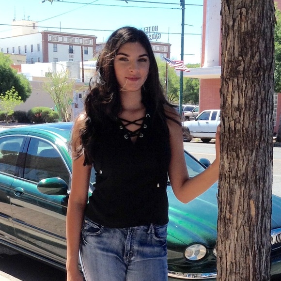 Black Sleeveless Tie Top 📍SALE PRICE📍 - Picture 2 of 4