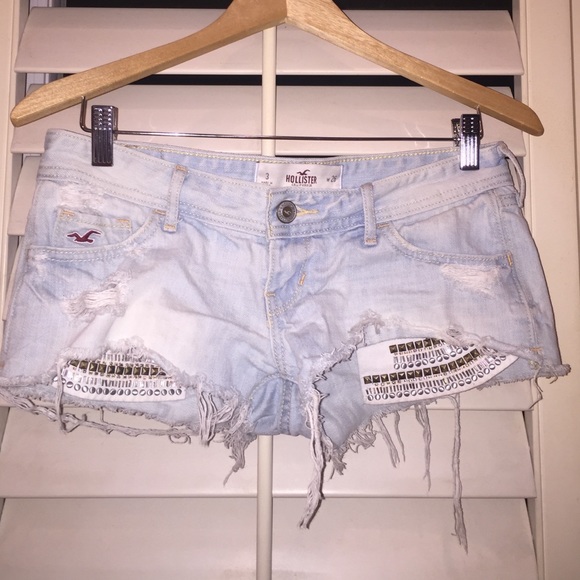 Jean shorts with decorative pockets