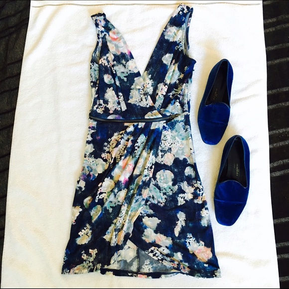 BCBG Dresses & Skirts - BCBG Zipper waistline dress SIZE 0