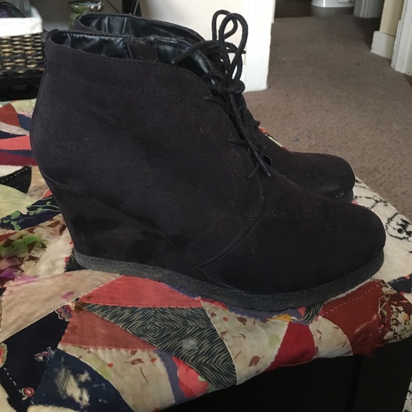 I have here a very cute pair of black suede wedges