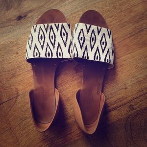 Madewell thea sandal in diamond ikat. Like new.