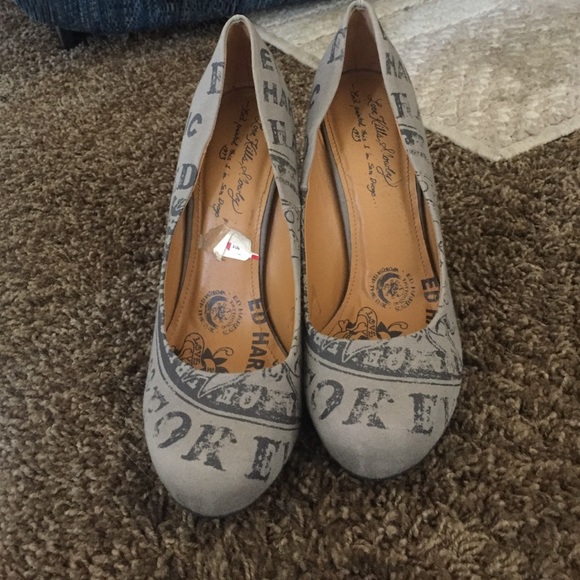 Beautiful gray and black canvas heel!!!
