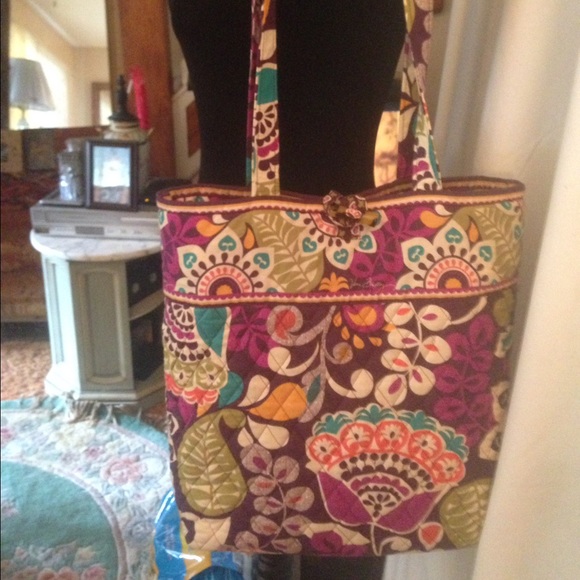 VERA BRADLEY BAG Excellent condition. 2 pockets