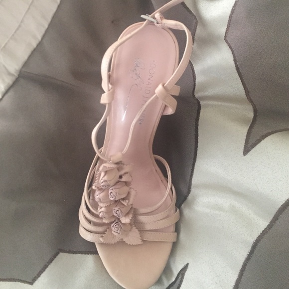 Donald Pliner wedge that has never been worn
