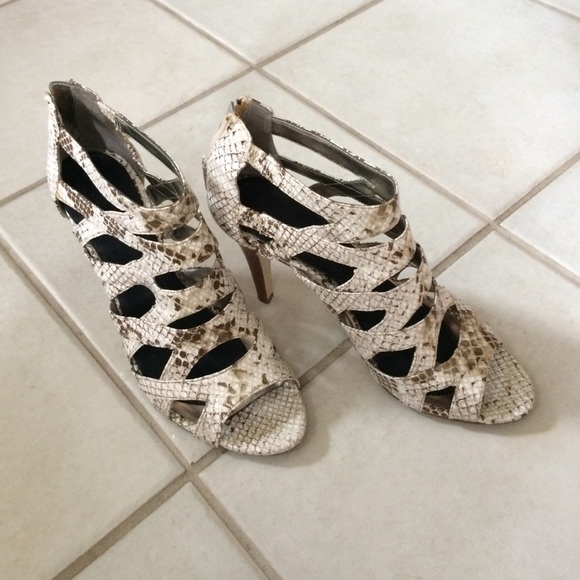 🎉 Host Pick!! 🎉 Snakeskin heels