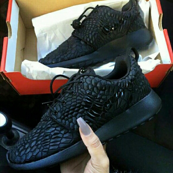 nike roshe with diamonds nike roshe with diamonds