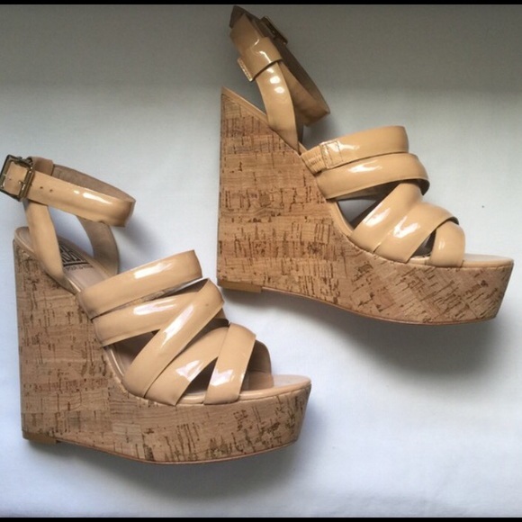 pour la victoire patent leather nude wedge