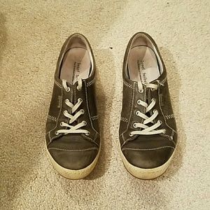 Casual walking shoes