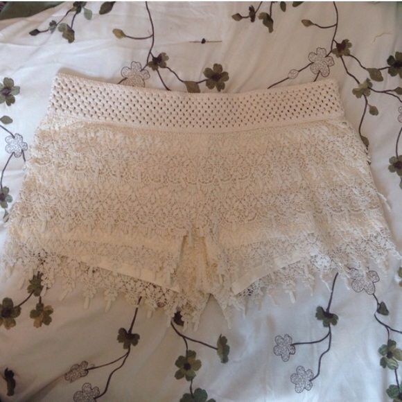 ✨MUST GO✨ Ivory Crochet Shorts