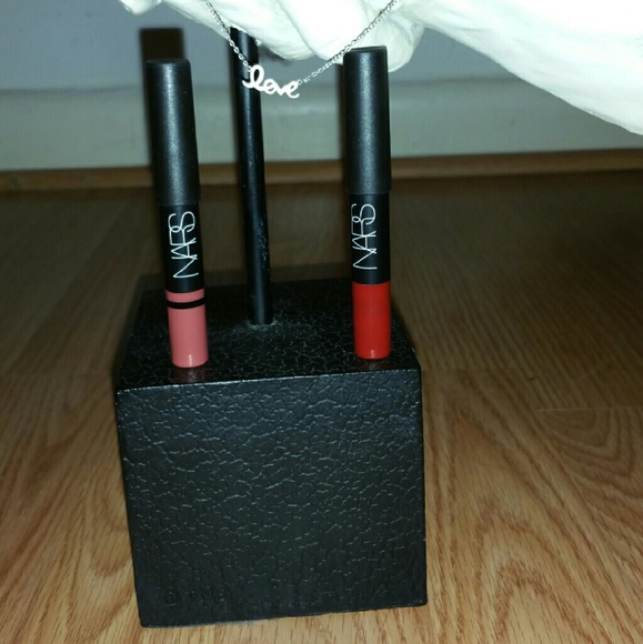 Makeup - Picture 2 of 4