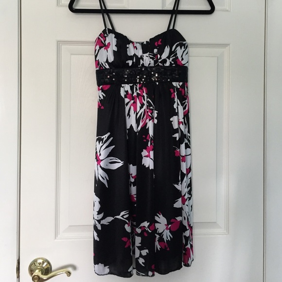 🌺 Flowery black dress