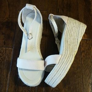 Brand new never worn size 8 wedge
