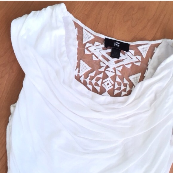 🐳 Beautiful White Top - Picture 2 of 4