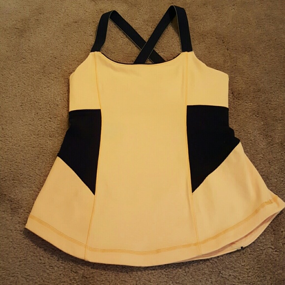 Lululemon Tank cross back w/shelf bra