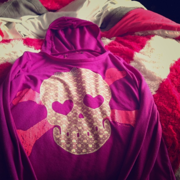 Long sleeve t shirt with a skull