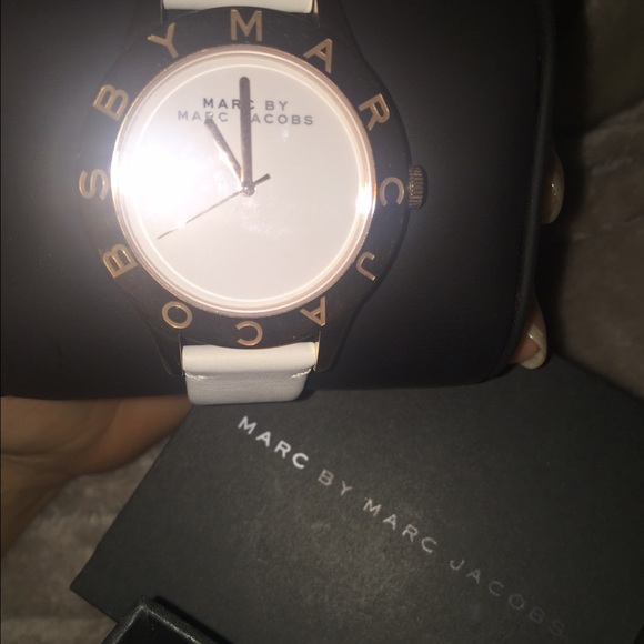 Marc by Marc Jacobs Rose Gold w/ White strap watch - Picture 2 of 4