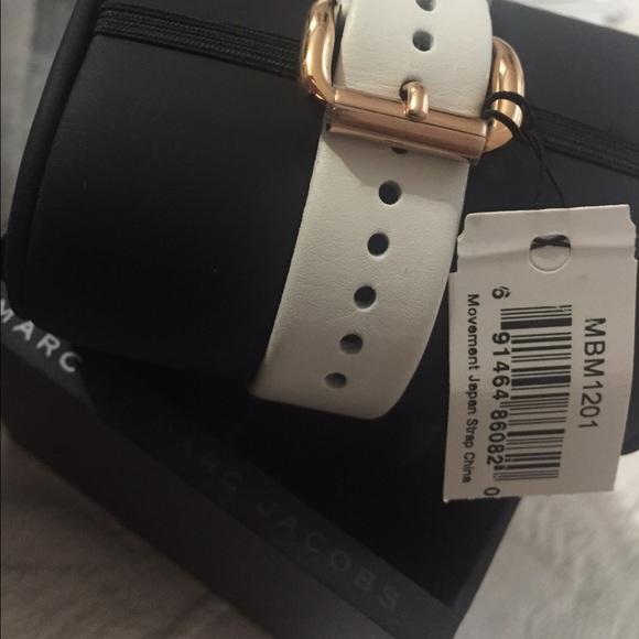 Marc by Marc Jacobs Rose Gold w/ White strap watch - Picture 3 of 4