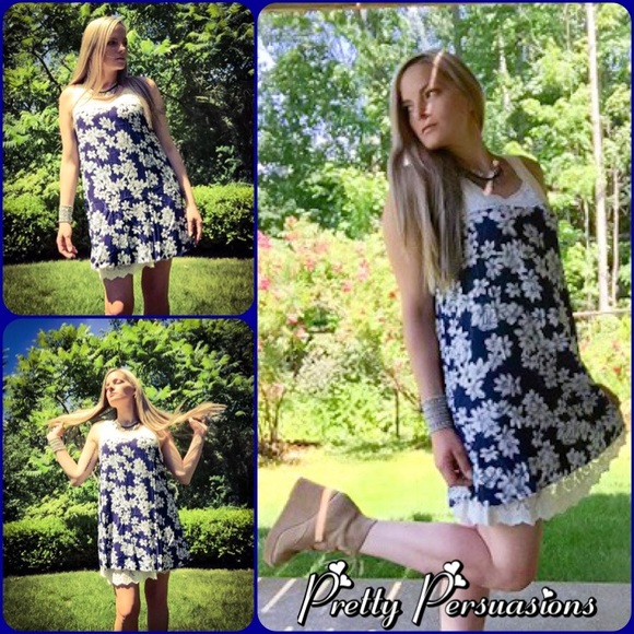 SOLD OUT 🌻Navy Ditsy Floral & Crochet Lace Dress - Picture 2 of 4