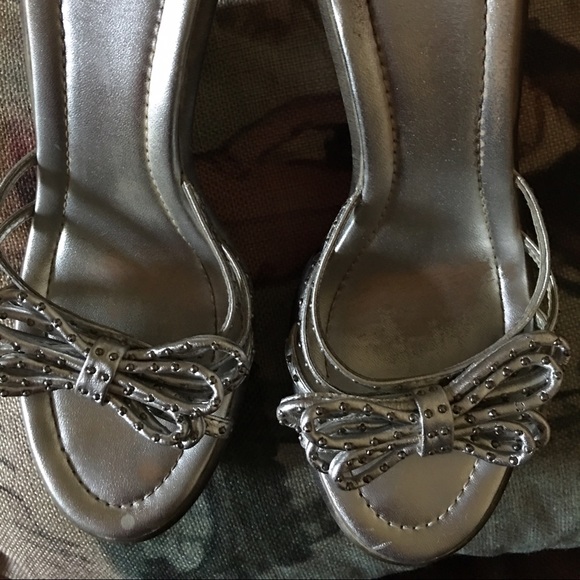 Pretty silver Joey wedges from Nordstroms Rack🕯