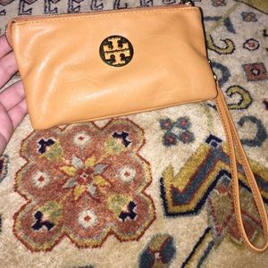 SOLD!!!! Authentic Tory burch wristlet leather