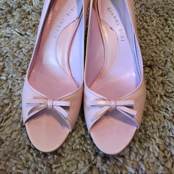 Petal pink Gianni Bini bow heels