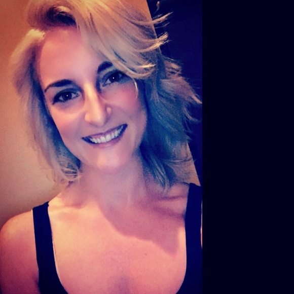 MEET YOUR POSHER 💋☀️🌻 - Picture 2 of 3