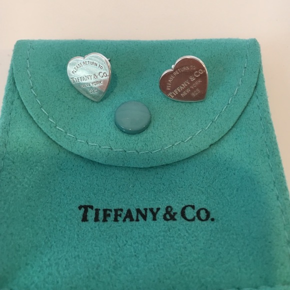 RETURN TO TIFFANY®
MINI HEART TAG EARRINGS
