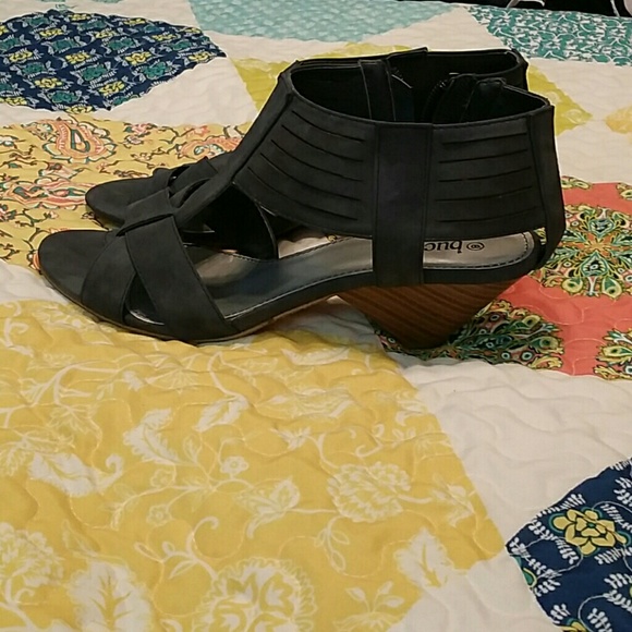These a gorgeous gray sandals