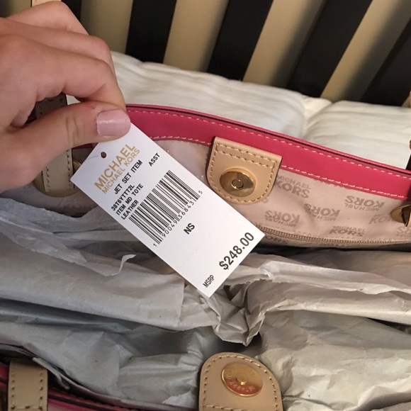 LAST DROP NWT โจPink Micheal Kors tote ๐๐๐ - Picture 2 of 4
