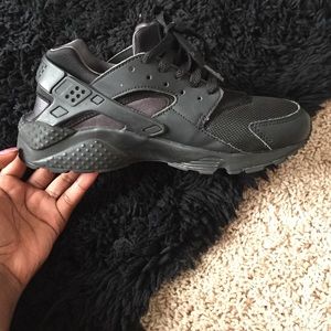 All black huaraches