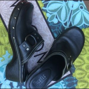 Nickels black leather clog!
