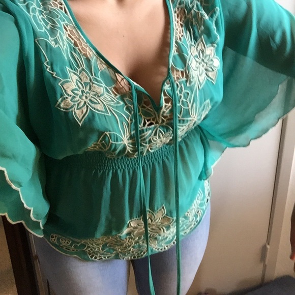 Beautiful blouse, flower print embroidered.