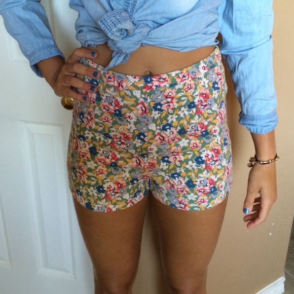 Floral adorable shorts, size 6