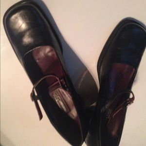 Really cute, black, heeled Shore by Kenneth Cole