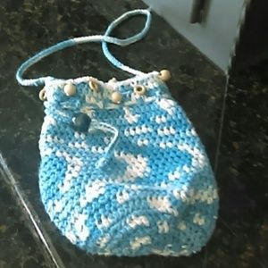Knit handbag with wooden bead decoration