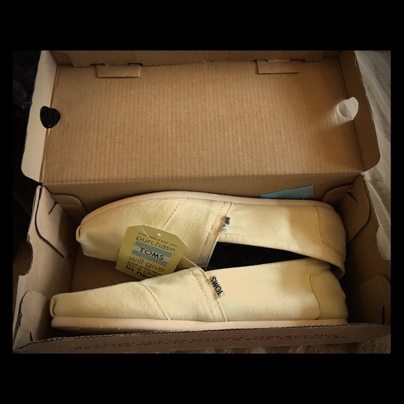BRAND NEW TOMS