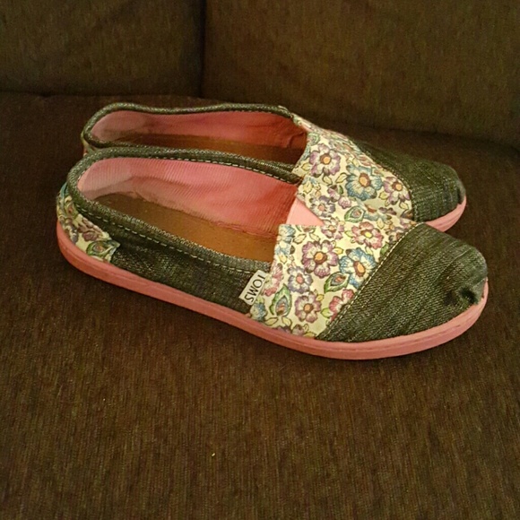 Toms shoes sz 4.5 youth - Picture 2 of 4