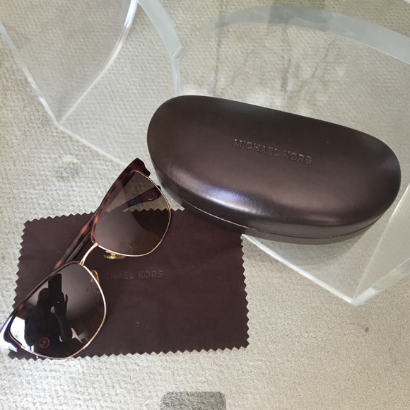 Michael Kors Accessories - 🌟FLASH SALE!!!! One Hour Only!!! PRICE FIRM🌟