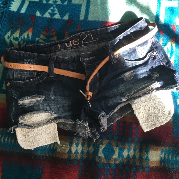 Adorable denim shorts with belt