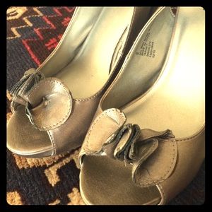 Pewter colored 3.5 inch heels