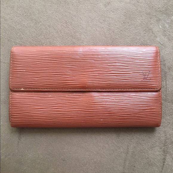 😭 SOLD! LV Epi Wallet