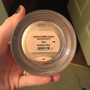 Bare minerals powder