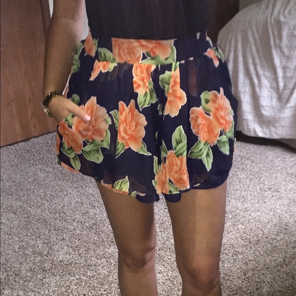 Flowery loose shorts/skirt