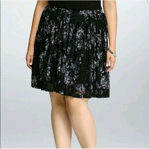 Bundle trade Torrid floral skirt size 1 and leggin