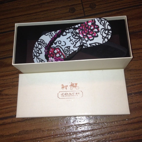 Coach Size 6 flip flops