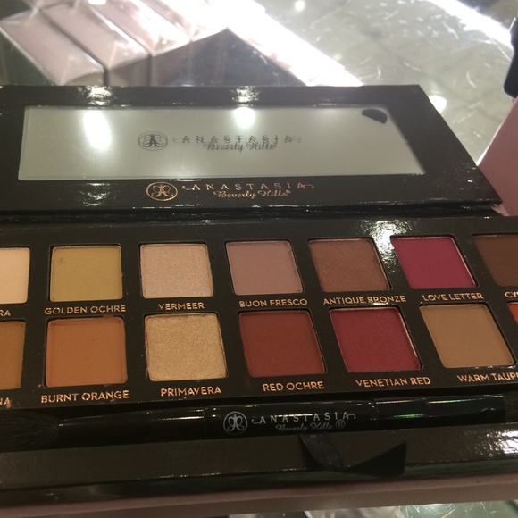 New modern renaissance 2016 palette. Brand new - Picture 3 of 3