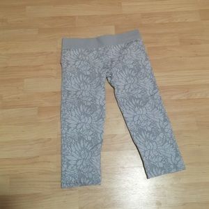 Grey floral seamless capris