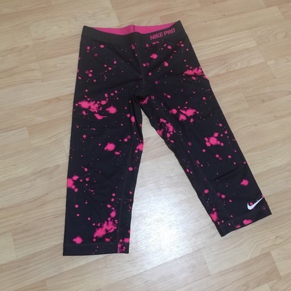 Hot pink splattered Nike pro capri
